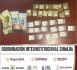 En Navolato, el Grupo Interinstitucional detuvo a dos masculinos; les aseguraron dosis de presunta droga, dinero en efectivo y una motocicleta