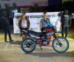 Grupo Interinstitucional detiene, en Culiacán, a una pareja que circulaba en una motocicleta recién reportada como robada al 9-1-1