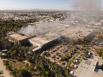 Continúan labores de atención y control tras incendio en plaza comercial de Los Mochis Continúan labores de atención y control tras incendio en plaza comercial de Los Mochis