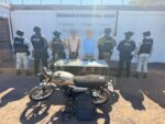 Gracias a una denuncia anónima al 089, el Grupo Interinstitucional detuvo a 2 civiles; les aseguraron armas cortas, cigarros con presunta droga, dinero en efectivo y una motocicleta Gracias a una denuncia anónima al 089, el Grupo Interinstitucional detuvo a 2 civiles; les aseguraron armas cortas, cigarros con presunta droga, dinero en efectivo y una motocicleta