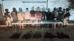 Tras denuncia anónima al 089, el Grupo Interinstitucional detuvo a cinco civiles y aseguró armas, entre ellas cinco armas largas, un aditamento lanzagranadas, municiones y equipo táctico Tras denuncia anónima al 089, el Grupo Interinstitucional detuvo a cinco civiles y aseguró armas, entre ellas cinco armas largas, un aditamento lanzagranadas, municiones y equipo táctico