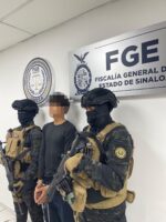 En Culiacán, el Grupo Interinstitucional detuvo a un civil y le aseguró drogas y una motocicleta; en otra acción, recuperó una motocicleta robada En Culiacán, el Grupo Interinstitucional detuvo a un civil y le aseguró drogas y una motocicleta; en otra acción, recuperó una motocicleta robada