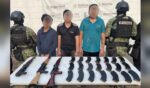 Posterior a un evento de seguridad, tres presuntos responsables fueron detenidos por el Grupo Interinstitucional durante un operativo de búsqueda en Aguaruto; portaban fusiles AK-47 y equipo táctico Posterior a un evento de seguridad, tres presuntos responsables fueron detenidos por el Grupo Interinstitucional durante un operativo de búsqueda en Aguaruto; portaban fusiles AK-47 y equipo táctico
