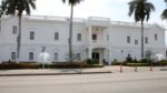Ayuntamiento de Culiacán logra recaudar poco más de 33 MDP en campaña de descuentos Feliz Día Mamá Ana Miriam Ramos destaca la respuesta de la población al ponerse al corriente en pagos de impuestos municipales y no descarta la implementación de otras dinámicas. Culiacán, Sinaloa. – La campaña de descuentos Feliz Día Mamá, implementada por el Ayuntamiento de Culiacán, en impuesto predial, ISAI, mercados y vía pública, estacionamientos y pavimentación, obtuvo una recaudación de aproximadamente 33 millones de pesos, informó la presidenta municipal, Ana Miriam Ramos Villarreal. Realizada del 11 al 16 de mayo, este programa obtuvo una excelente respuesta por parte de la ciudadanía, por lo que la alcaldesa no descartó el poner en marcha más actividades de este tipo para que la población se ponga al corriente en los pagos de los impuestos municipales. AUDIO ALCALDESA PAGOS “Primer año que se implementa esta campaña del Día de las Madres, fueron un poco más de 33 millones de pesos, tuvimos muy buena respuesta por parte de la ciudadanía, esperamos seguir contando con este tipo de campañas, más adelante, como todos los años, se implementa lo del Buen Fin, y si hay alguna otra estrategia que el Ayuntamiento que vea viable lanzarla anteriormente lo estaremos haciendo de su conocimiento para que aprovechen al realizar sus pagos”. Esta es la primera vez que se realiza una campaña de descuentos del cien por ciento de descuentos en multas y recargos y del 60 por ciento en multas de tránsito con motivo del Día de las Madres, de tal modo que Ana Miriam Ramos pide a las y los culiacanenses estar atentos a las cuentas oficiales del Ayuntamiento de Culiacán y enterarse de este tipo de dinámicas. Ayuntamiento de Culiacán logra recaudar poco más de 33 MDP en campaña de descuentos Feliz Día Mamá Ana Miriam Ramos destaca la respuesta de la población al ponerse al corriente en pagos de impuestos municipales y no descarta la implementación de otras dinámicas. Culiacán, Sinaloa. – La campaña de descuentos Feliz Día Mamá, implementada por el Ayuntamiento de Culiacán, en impuesto predial, ISAI, mercados y vía pública, estacionamientos y pavimentación, obtuvo una recaudación de aproximadamente 33 millones de pesos, informó la presidenta municipal, Ana Miriam Ramos Villarreal. Realizada del 11 al 16 de mayo, este programa obtuvo una excelente respuesta por parte de la ciudadanía, por lo que la alcaldesa no descartó el poner en marcha más actividades de este tipo para que la población se ponga al corriente en los pagos de los impuestos municipales. AUDIO ALCALDESA PAGOS “Primer año que se implementa esta campaña del Día de las Madres, fueron un poco más de 33 millones de pesos, tuvimos muy buena respuesta por parte de la ciudadanía, esperamos seguir contando con este tipo de campañas, más adelante, como todos los años, se implementa lo del Buen Fin, y si hay alguna otra estrategia que el Ayuntamiento que vea viable lanzarla anteriormente lo estaremos haciendo de su conocimiento para que aprovechen al realizar sus pagos”. Esta es la primera vez que se realiza una campaña de descuentos del cien por ciento de descuentos en multas y recargos y del 60 por ciento en multas de tránsito con motivo del Día de las Madres, de tal modo que Ana Miriam Ramos pide a las y los culiacanenses estar atentos a las cuentas oficiales del Ayuntamiento de Culiacán y enterarse de este tipo de dinámicas.