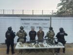 En Navolato, la Base de Operaciones Interinstitucional detuvo a dos civiles; les aseguraron cinco armas, entre ellas un fusil Barret calibre .50, cargadores, municiones y un vehículo con reporte de robo en EE. UU En Navolato, la Base de Operaciones Interinstitucional detuvo a dos civiles; les aseguraron cinco armas, entre ellas un fusil Barret calibre .50, cargadores, municiones y un vehículo con reporte de robo en EE. UU