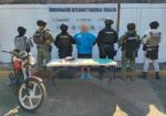 En Culiacán, el Grupo Interinstitucional detuvo a un civil; le aseguraron un arma corta, un cargador, presunta droga y una motocicleta En Culiacán, el Grupo Interinstitucional detuvo a un civil; le aseguraron un arma corta, un cargador, presunta droga y una motocicleta