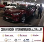 En Culiacán, el Grupo Interinstitucional recuperó dos vehículos robados; uno de ellos acababa de ser despojado Elementos de la Secretaría de Seguridad y Protección Ciudadana, en coordinación con el Ejército Mexicano, la Guardia Nacional, la Secretaría de Marina, la Fiscalía General de la República, la Fiscalía General del Estado y la Secretaría de Seguridad Pública del Estado, a través de la Policía Estatal Preventiva, recuperaron en Culiacán dos vehículos con reporte de robo, uno de los cuales acababa de ser despojado. Una llamada a la línea de emergencias 9-1-1 alertó a las autoridades sobre el despojo de una camioneta SUV marca Toyota, línea RAV4, en el sector norte de Culiacán, por lo que, de manera inmediata, elementos de la SSPC implementaron un operativo en distintos sectores, obligando a los presuntos responsables a abandonar la unidad, la cual fue localizada en el estacionamiento de una tienda de autoservicio en la colonia Infonavit Humaya. En una segunda acción, elementos federales que realizaban recorridos de prevención y vigilancia ubicaron un sedán Toyota Corolla estacionado con el cristal del conductor abajo; sin embargo, no había ninguna persona en su interior, por lo que se acercaron para verificar la situación. Al consultar las placas del automóvil a través de Plataforma México, se detectó que contaba con reporte de robo. Ambas unidades fueron puestas a disposición de la Fiscalía General del Estado para llevar a cabo las diligencias y trámites correspondientes, a fin de que sean devueltas a sus propietarios. Con estas acciones, el Gobierno de México y el Gobierno del Estado de Sinaloa refrendan su compromiso con la seguridad y la protección del patrimonio de la población. Asimismo, se invita a la ciudadanía a utilizar oportunamente el 9-1-1 para emergencias y el 089 para realizar denuncias anónimas. En Culiacán, el Grupo Interinstitucional recuperó dos vehículos robados; uno de ellos acababa de ser despojado Elementos de la Secretaría de Seguridad y Protección Ciudadana, en coordinación con el Ejército Mexicano, la Guardia Nacional, la Secretaría de Marina, la Fiscalía General de la República, la Fiscalía General del Estado y la Secretaría de Seguridad Pública del Estado, a través de la Policía Estatal Preventiva, recuperaron en Culiacán dos vehículos con reporte de robo, uno de los cuales acababa de ser despojado. Una llamada a la línea de emergencias 9-1-1 alertó a las autoridades sobre el despojo de una camioneta SUV marca Toyota, línea RAV4, en el sector norte de Culiacán, por lo que, de manera inmediata, elementos de la SSPC implementaron un operativo en distintos sectores, obligando a los presuntos responsables a abandonar la unidad, la cual fue localizada en el estacionamiento de una tienda de autoservicio en la colonia Infonavit Humaya. En una segunda acción, elementos federales que realizaban recorridos de prevención y vigilancia ubicaron un sedán Toyota Corolla estacionado con el cristal del conductor abajo; sin embargo, no había ninguna persona en su interior, por lo que se acercaron para verificar la situación. Al consultar las placas del automóvil a través de Plataforma México, se detectó que contaba con reporte de robo. Ambas unidades fueron puestas a disposición de la Fiscalía General del Estado para llevar a cabo las diligencias y trámites correspondientes, a fin de que sean devueltas a sus propietarios. Con estas acciones, el Gobierno de México y el Gobierno del Estado de Sinaloa refrendan su compromiso con la seguridad y la protección del patrimonio de la población. Asimismo, se invita a la ciudadanía a utilizar oportunamente el 9-1-1 para emergencias y el 089 para realizar denuncias anónimas.