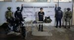 En Escuinapa, el Grupo Interinstitucional detuvo a un civil que intentó evadir a la autoridad; le aseguraron un fusil, cargadores y municiones En Escuinapa, el Grupo Interinstitucional detuvo a un civil que intentó evadir a la autoridad; le aseguraron un fusil, cargadores y municiones