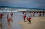 Policías Estatales y Salvavidas de la SSPM realizan rescate masivo en Playa Norte Policías Estatales y Salvavidas de la SSPM realizan rescate masivo en Playa Norte