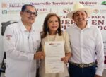 Entregan títulos de propiedad a escuelas en Sinaloa de Leyva Entregan títulos de propiedad a escuelas en Sinaloa de Leyva