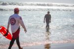 Seis turistas son auxiliados por salvavidas en cuatro intervenciones Seis turistas son auxiliados por salvavidas en cuatro intervenciones