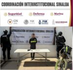 Grupo Interinstitucional detiene a un civil armado y le asegura una motocicleta en Mazatlán Grupo Interinstitucional detiene a un civil armado y le asegura una motocicleta en Mazatlán