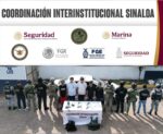 El Grupo de Coordinación Interinstitucional detuvo a cinco civiles, uno menor de edad; les aseguran armas y municiones Elementos federales, estatales y municipales que integran el Grupo de Coordinación Interinstitucional, detuvieron a cinco civiles, y aseguraron armas, municiones y demás indicios en el municipio de Culiacán. Durante un despliegue de vigilancia en las inmediaciones del poblado San Manuel, en la sindicatura de Aguaruto, el personal de las distintas corporaciones logró ubicar a algunos masculinos que intentaron evadir a la autoridad. Derivado de una revisión, se logró el siguiente resultado: •5 civiles detenidos, 1 de ellos menor de edad. •1 fusil tipo AK47 con 1 cargador de disco abastecido con 30 cartuchos útiles. •2 armas cortas calibre 9 mm. * 10 cartuchos, calibre 7.62×39 mm. •2 chalecos, 1 con placas completas y 1 con placa trasera. •1 cargador de 7.62×39 mm con 25 cartuchos. •5 cargadores de plástico 7,62x 39 mm con 30 cartuchos cada uno. •Un vehículo tipo sedan marca Kia, línea Rio de color blanco, sin placas de circulación. Los detenidos, junto con las armas y municiones, fueron puestos a disposición de la autoridad competente para las investigaciones correspondientes. Con estas acciones, el Gobierno de México y el Gobierno del Estado reafirman su compromiso de fortalecer las acciones de seguridad y salvaguardar la tranquilidad de la sociedad sinaloense. Se invita a la ciudadanía a utilizar oportunamente el 9-1-1 para emergencias y el 089 para realizar denuncias anónimas. El Grupo de Coordinación Interinstitucional detuvo a cinco civiles, uno menor de edad; les aseguran armas y municiones Elementos federales, estatales y municipales que integran el Grupo de Coordinación Interinstitucional, detuvieron a cinco civiles, y aseguraron armas, municiones y demás indicios en el municipio de Culiacán. Durante un despliegue de vigilancia en las inmediaciones del poblado San Manuel, en la sindicatura de Aguaruto, el personal de las distintas corporaciones logró ubicar a algunos masculinos que intentaron evadir a la autoridad. Derivado de una revisión, se logró el siguiente resultado: •5 civiles detenidos, 1 de ellos menor de edad. •1 fusil tipo AK47 con 1 cargador de disco abastecido con 30 cartuchos útiles. •2 armas cortas calibre 9 mm. * 10 cartuchos, calibre 7.62×39 mm. •2 chalecos, 1 con placas completas y 1 con placa trasera. •1 cargador de 7.62×39 mm con 25 cartuchos. •5 cargadores de plástico 7,62x 39 mm con 30 cartuchos cada uno. •Un vehículo tipo sedan marca Kia, línea Rio de color blanco, sin placas de circulación. Los detenidos, junto con las armas y municiones, fueron puestos a disposición de la autoridad competente para las investigaciones correspondientes. Con estas acciones, el Gobierno de México y el Gobierno del Estado reafirman su compromiso de fortalecer las acciones de seguridad y salvaguardar la tranquilidad de la sociedad sinaloense. Se invita a la ciudadanía a utilizar oportunamente el 9-1-1 para emergencias y el 089 para realizar denuncias anónimas.